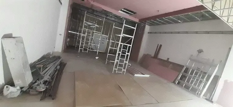 Ceiling closure, services coordinated overhead