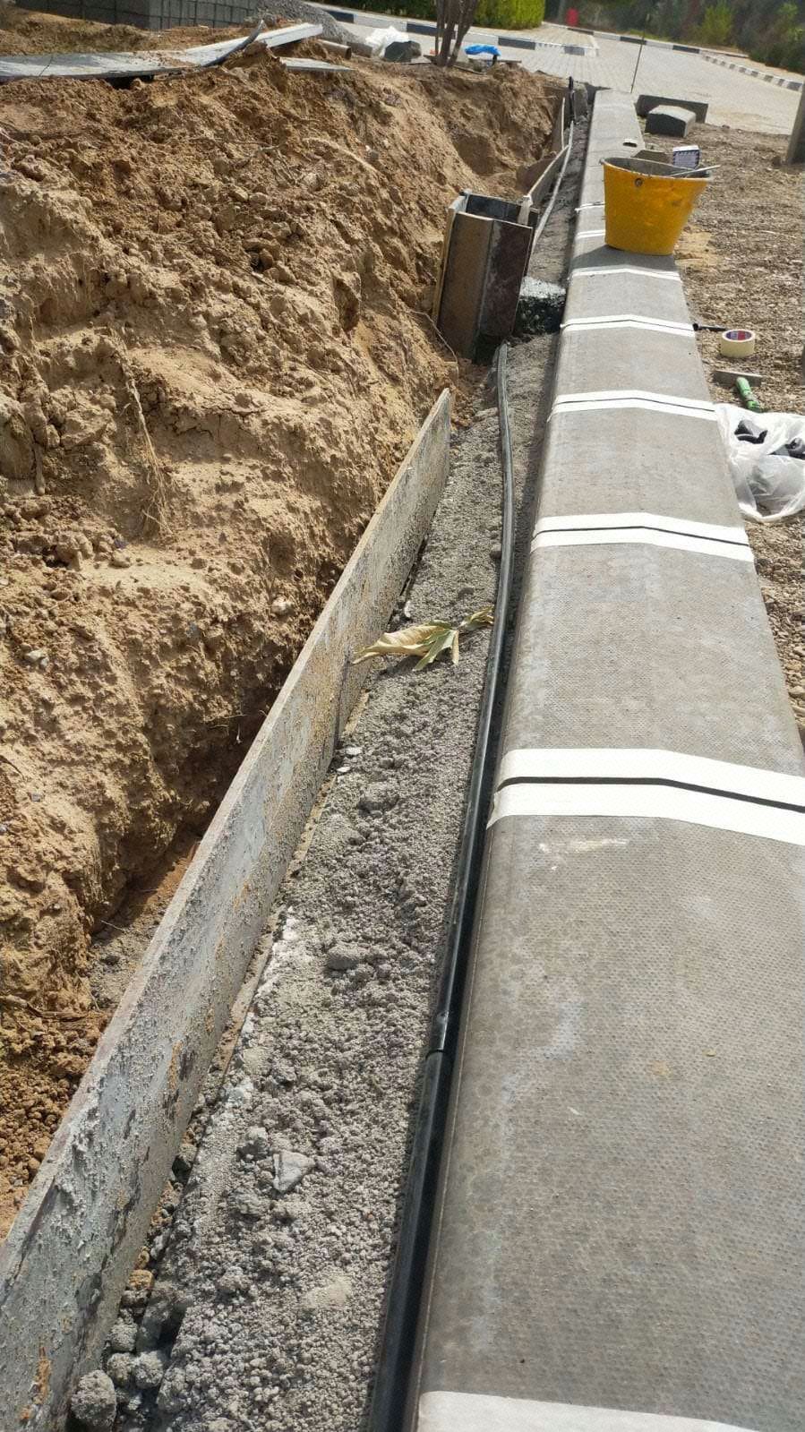 Concrete haunching for edge restraint